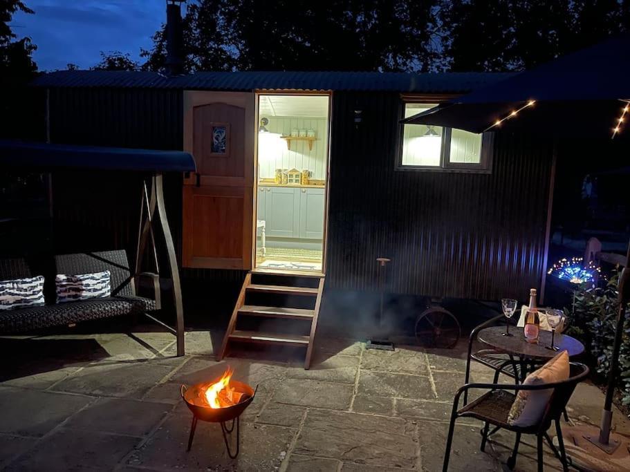 Forest View Shepherd Hut Ewhurst Exterior photo