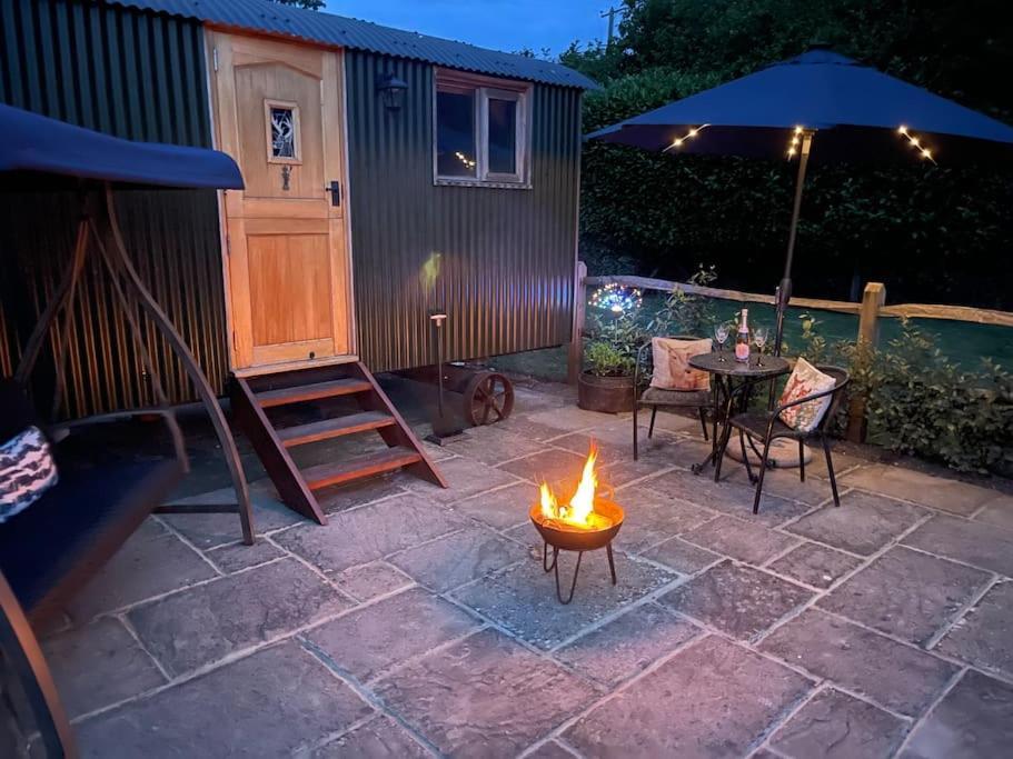 Forest View Shepherd Hut Ewhurst Exterior photo