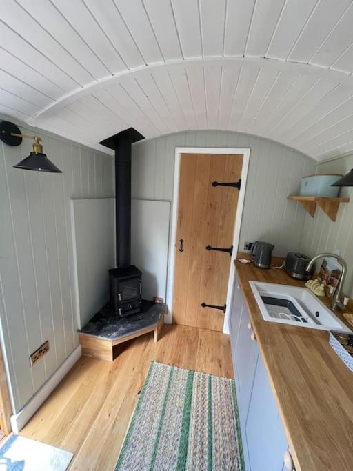 Forest View Shepherd Hut Ewhurst Exterior photo